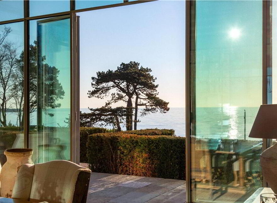 Mentone, Marino Avenue East, Killiney, A96FW42