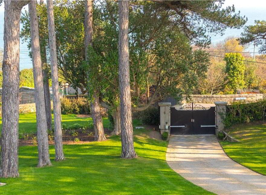 Mentone, Marino Avenue East, Killiney, A96FW42