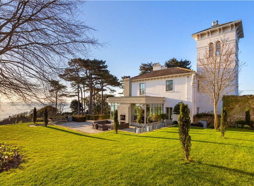 Mentone, Marino Avenue East, Killiney, A96FW42