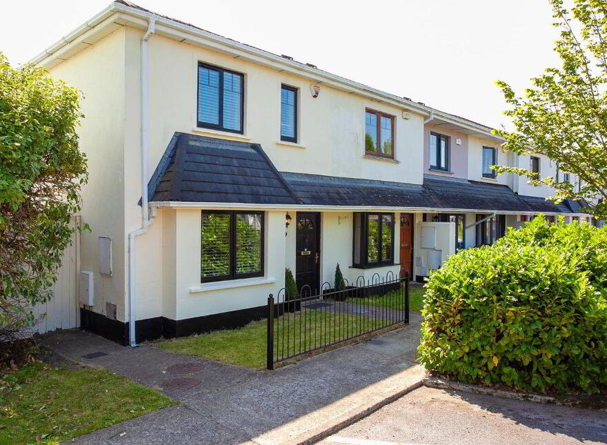 32 Straffan Grove, Straffan Wood, Maynooth, W23F3X2 photo