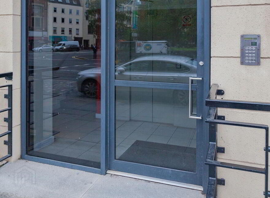 82 Queens Square, Belfast, BT1 3FF