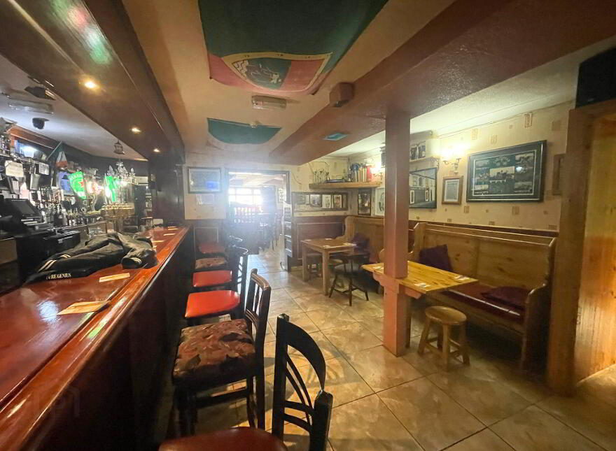 Garveys Dew Drop Inn, Market Square, Charlestown, F12P583