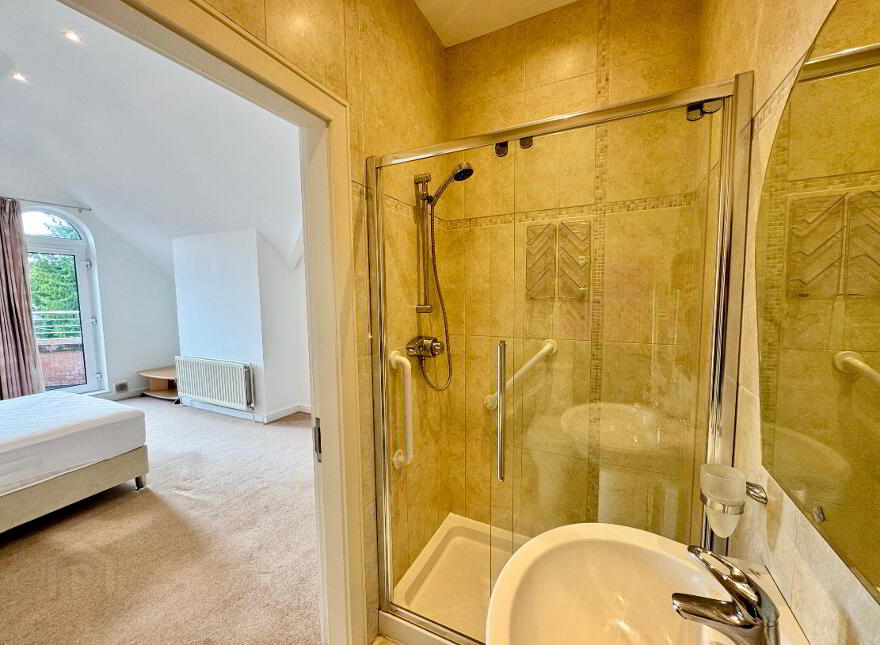 Apt 8, 16 Deramore Park, Belfast, BT9 5JU