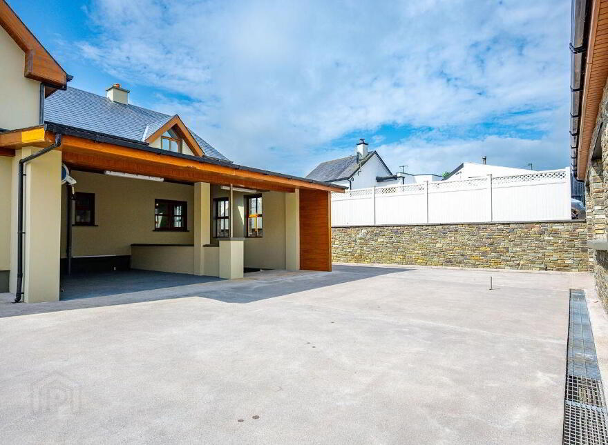 Ballinvarrig, Roberts Cove, Minane Bridge, P17K236