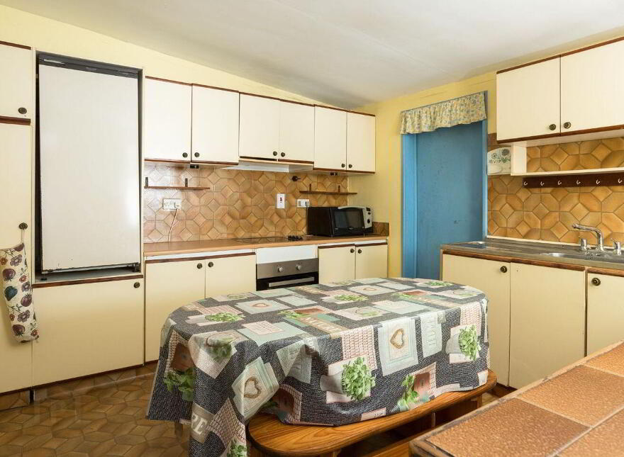 Lake View, Aghatubrid, Glandore, P81TW68