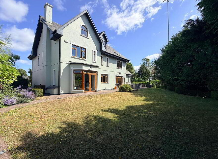 Instow, Riverbank, Douglas, T12Y9V3