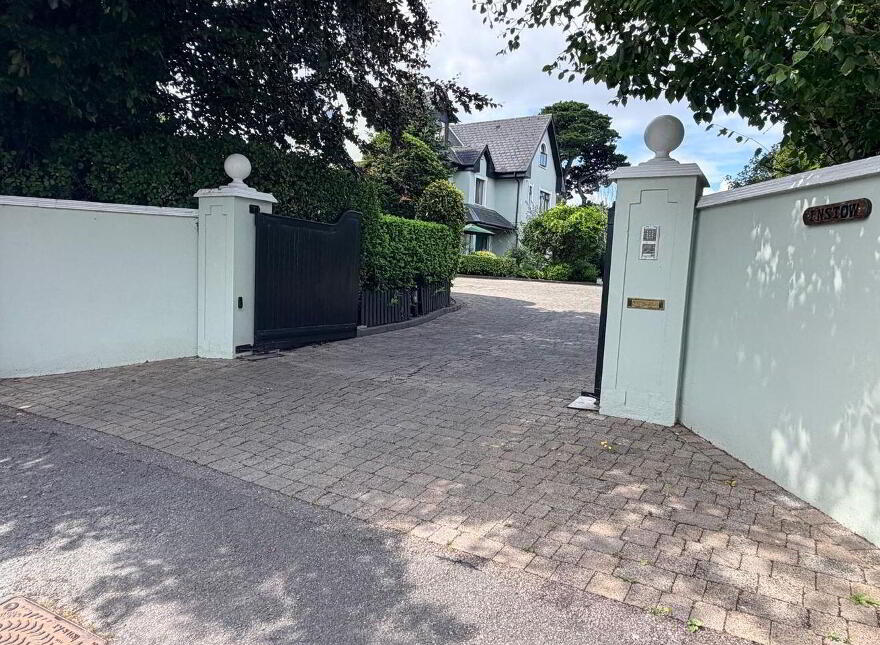 Instow, Riverbank, Douglas, T12Y9V3
