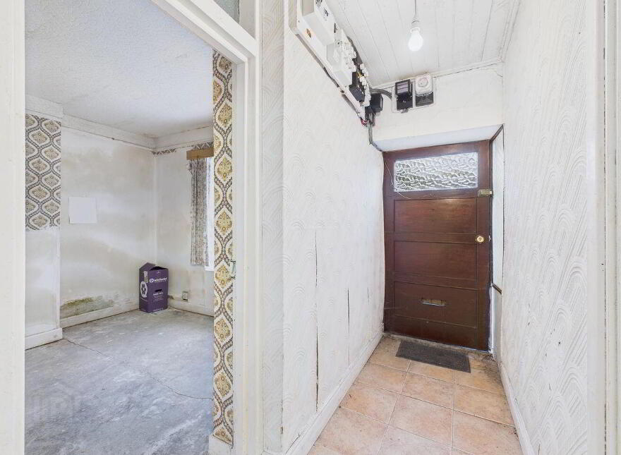Saint Michael's Square, Ballinasloe, H53E304
