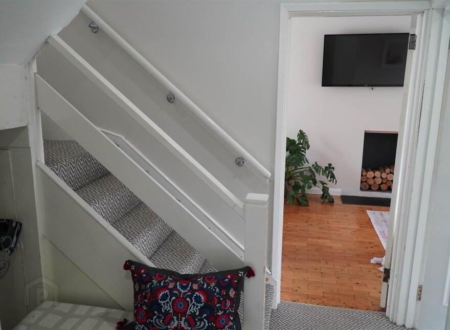8 Month Lease @, 49 Thornhill Parade, Belfast, BT5 7AT