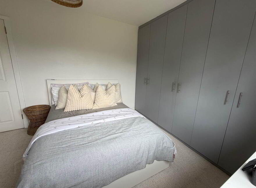 8 Month Lease @, 49 Thornhill Parade, Belfast, BT5 7AT