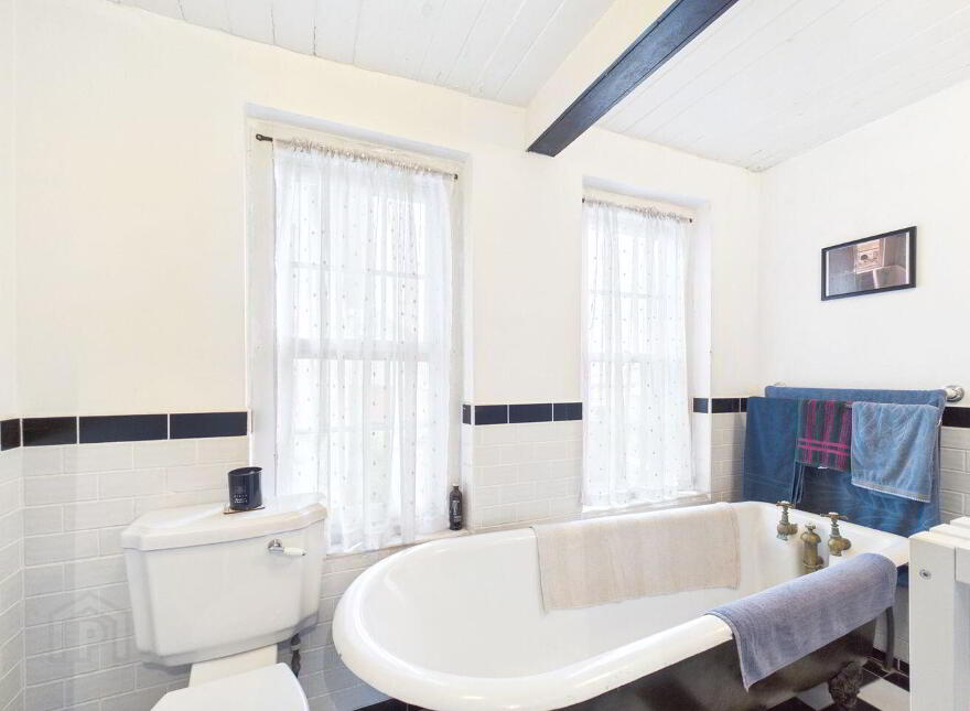O'Connell Square, Mountmellick, Mountmellick, R32VR68