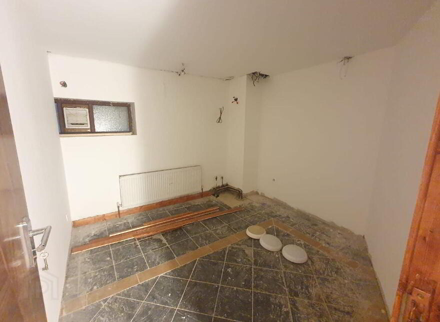 Chariot Lounge, Corskeagh, Frenchpark, F45C963