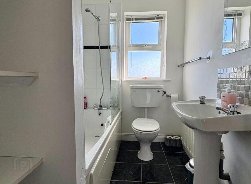 3 Bay View Cottages, Kilcrohane, P75F682