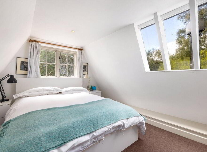 Glendalough, Glendalough, A98DT86