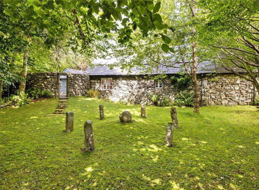 Glendalough, Glendalough, A98DT86