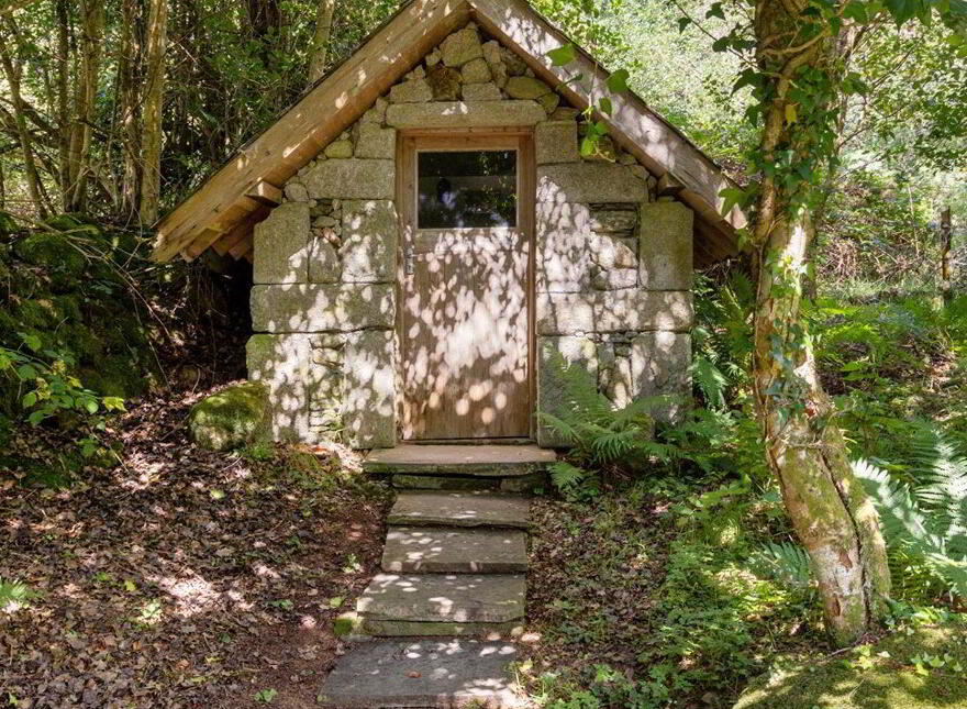 Glendalough, Glendalough, A98DT86