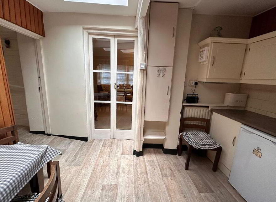 9 10 Bridge Street, Carrick-On-Suir, E32FH10