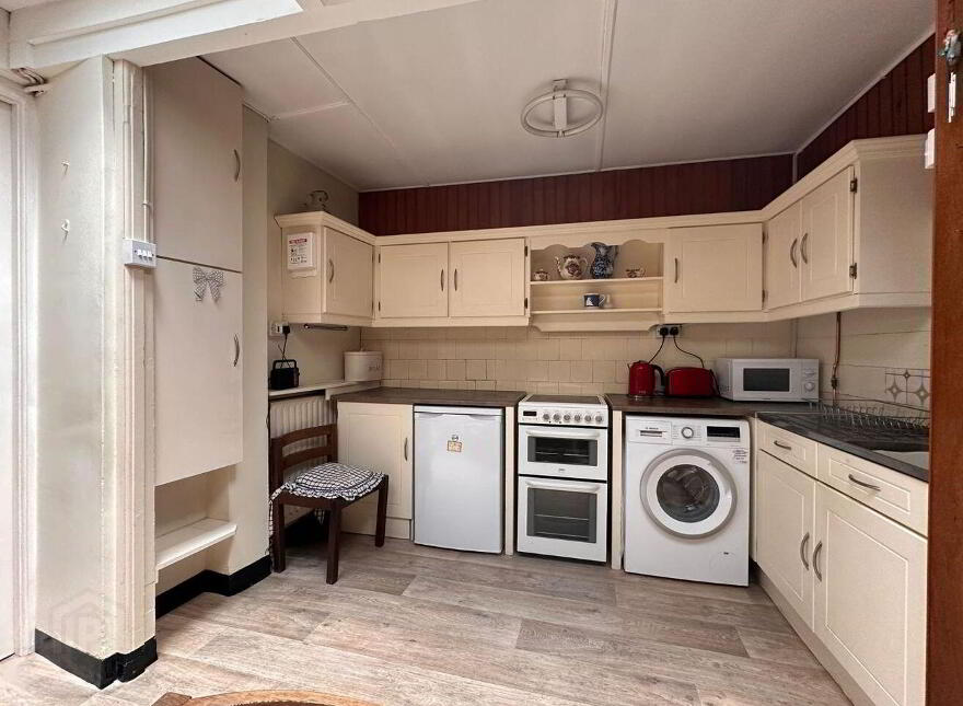 9 10 Bridge Street, Carrick-On-Suir, E32FH10