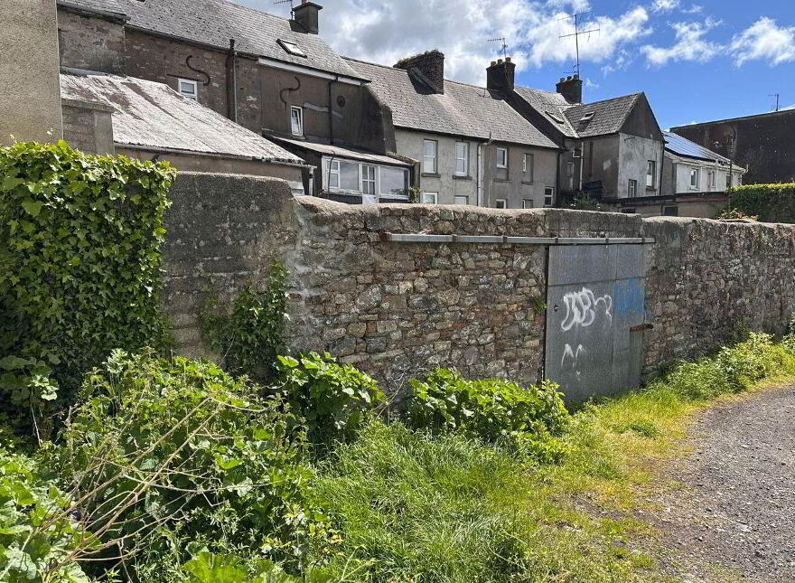 9 10 Bridge Street, Carrick-On-Suir, E32FH10