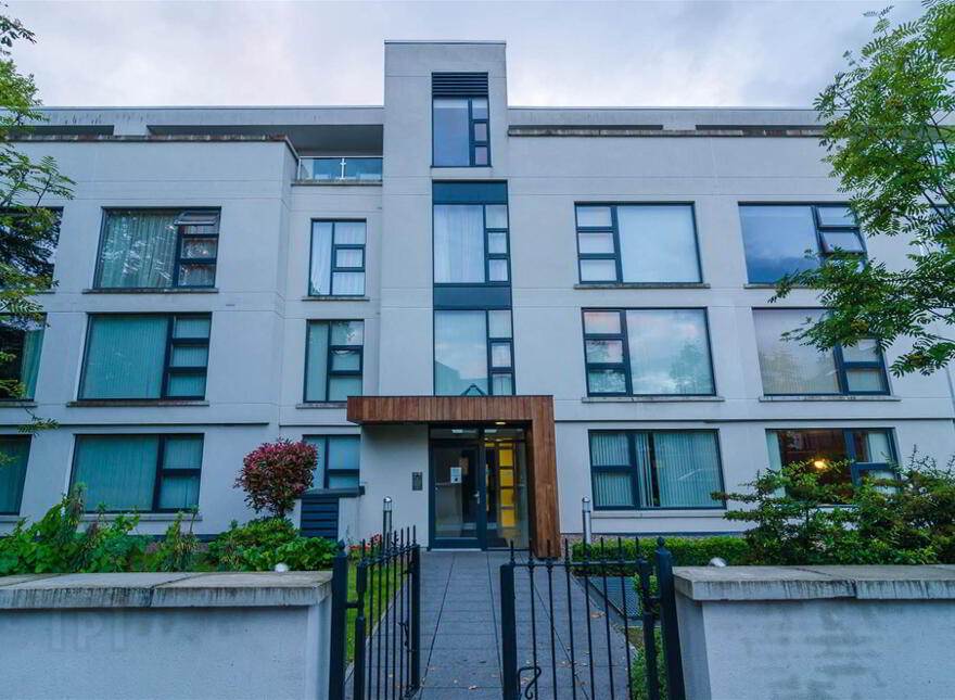 9 Stratfield House, Wellington Park Terrace, Belfast, BT9 6DR