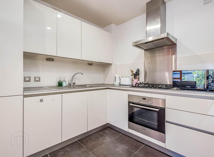 9 Stratfield House, Wellington Park Terrace, Belfast, BT9 6DR