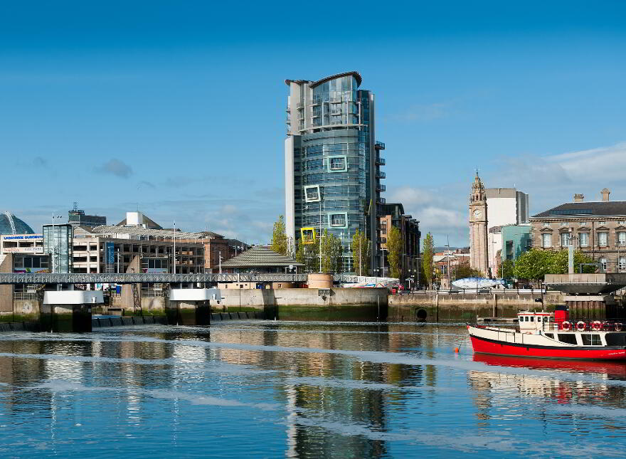 The Boat, Queens Square, Belfast, BT1 3FG