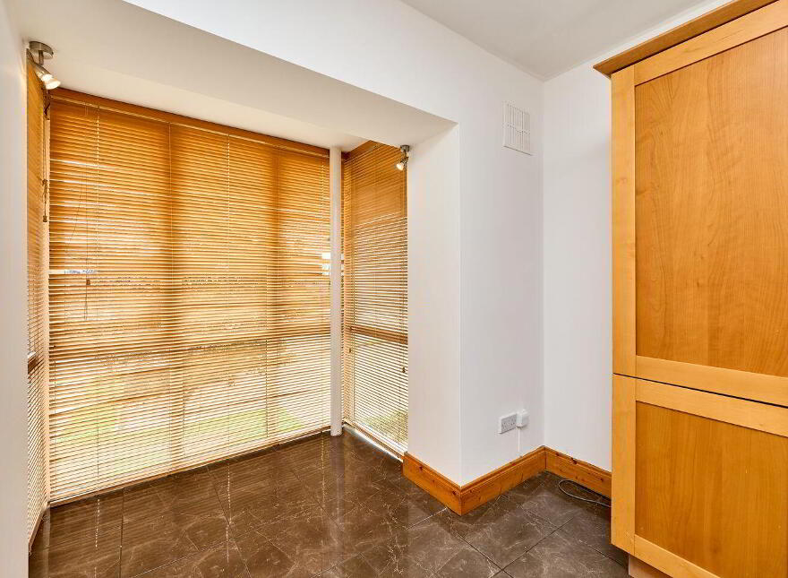 19 The Square, Innwood, Enfield, A83V624