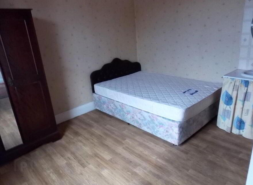 Convent Road, Claremorris, F12W268