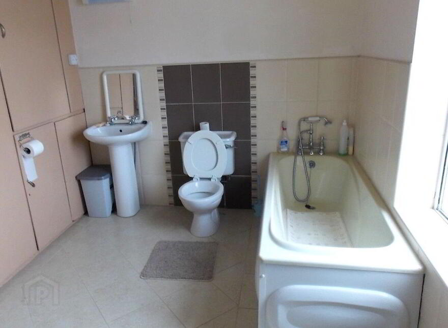 Convent Road, Claremorris, F12W268