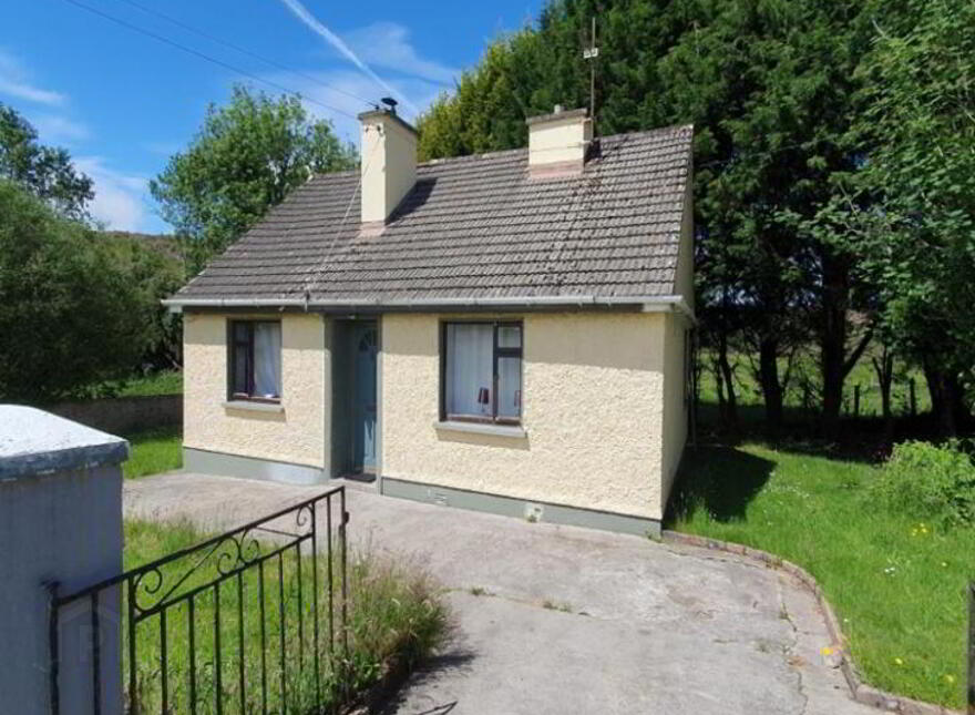 Myoran, Leitrim Village, N41F220 photo