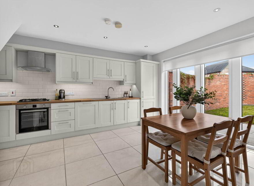 15 Meadow Crescent, Lisburn, BT28 3RN