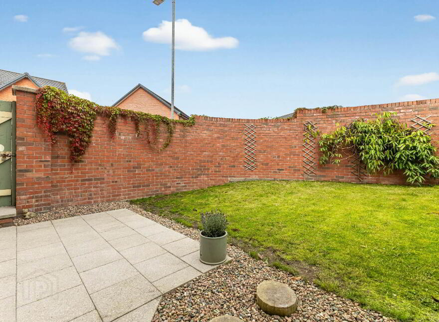 15 Meadow Crescent, Lisburn, BT28 3RN