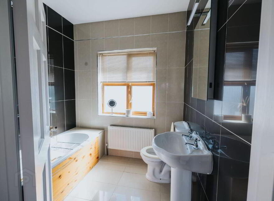 Circular Road, Kilkee, V15V447