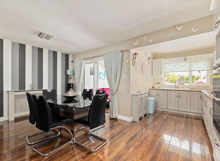 2 The Crescent, College Farm, Newbridge, W12N220