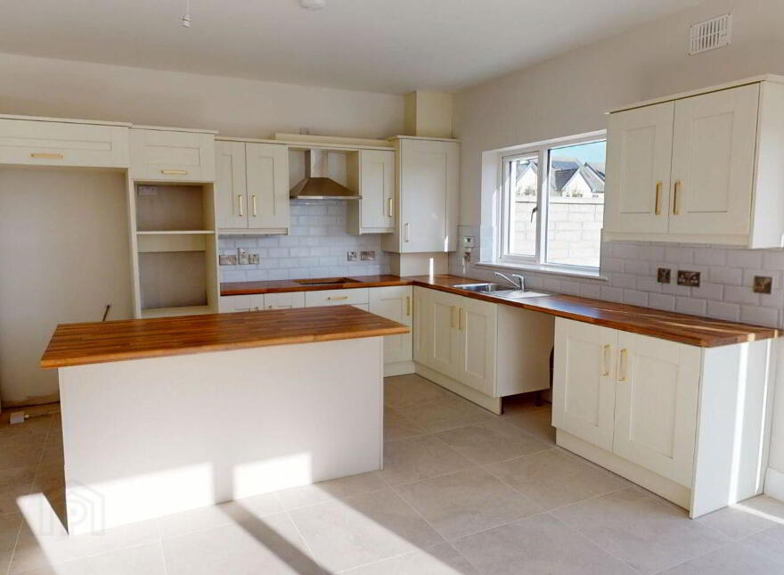The Avenue, Ros Mor, Crossagalla, V9459K1