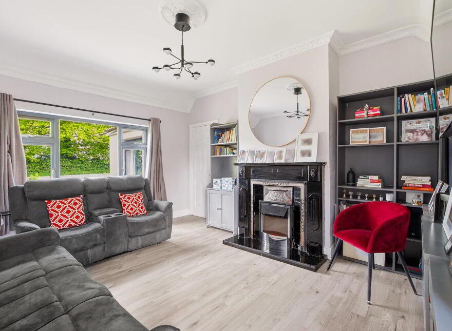 Tankardsgarden, Newbridge, W12HE44