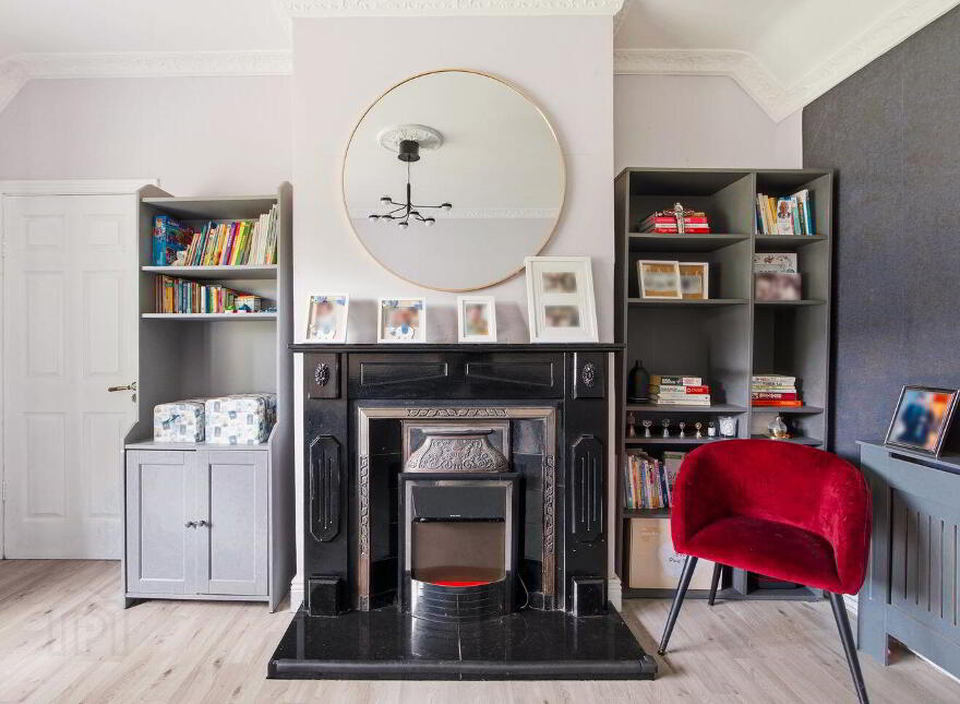 Tankardsgarden, Newbridge, W12HE44
