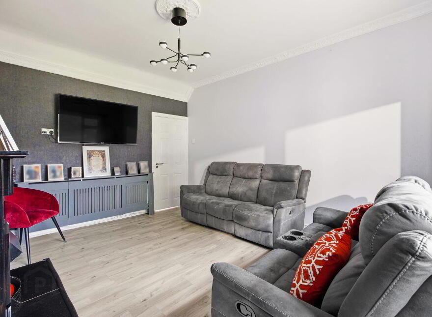 Tankardsgarden, Newbridge, W12HE44