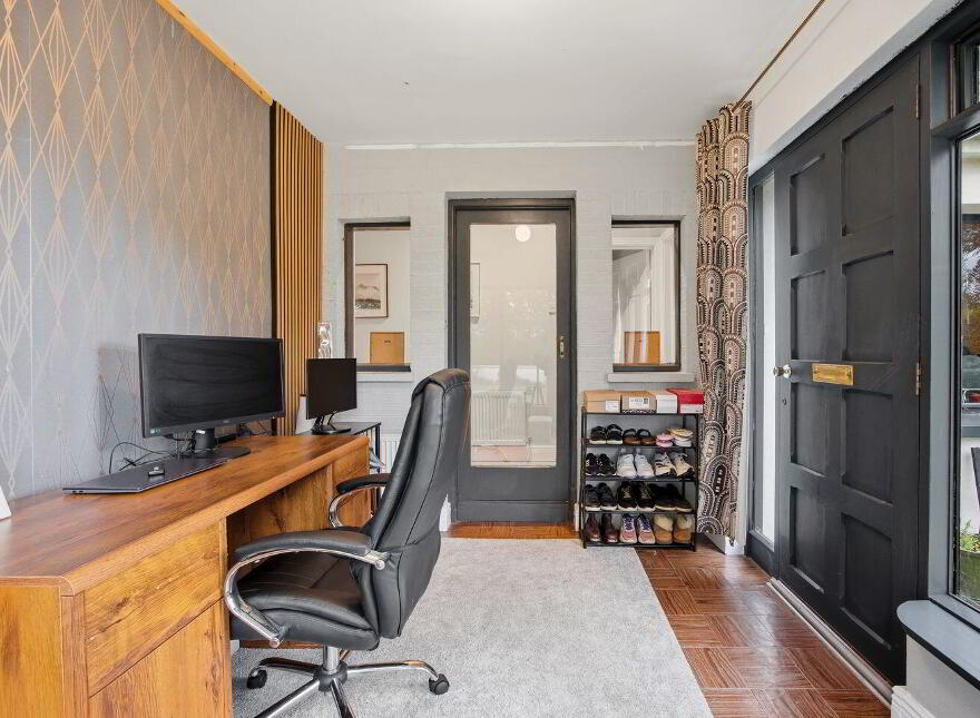 Tankardsgarden, Newbridge, W12HE44