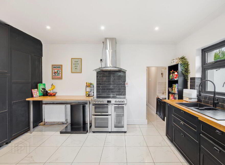 Tankardsgarden, Newbridge, W12HE44