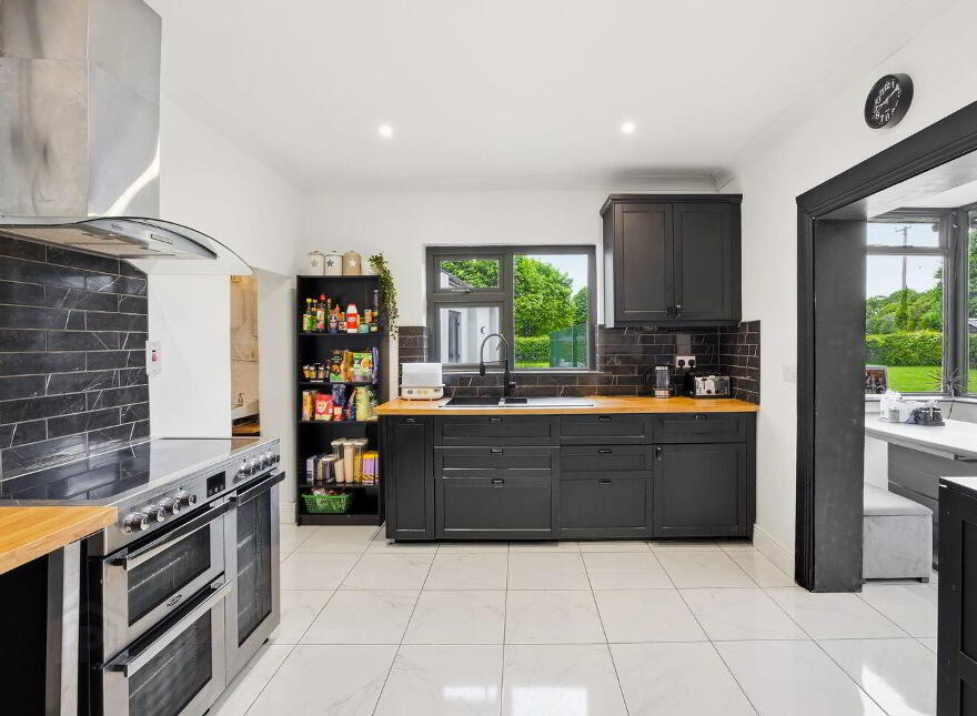 Tankardsgarden, Newbridge, W12HE44
