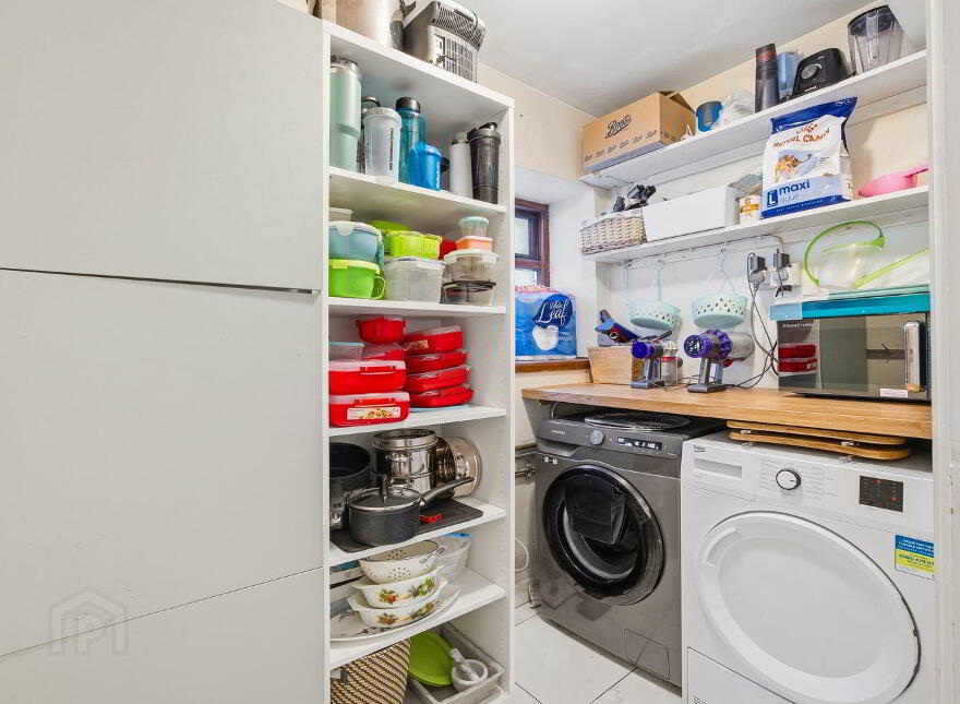 Tankardsgarden, Newbridge, W12HE44