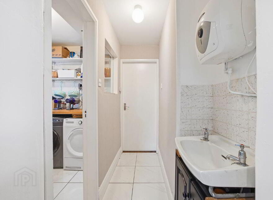 Tankardsgarden, Newbridge, W12HE44