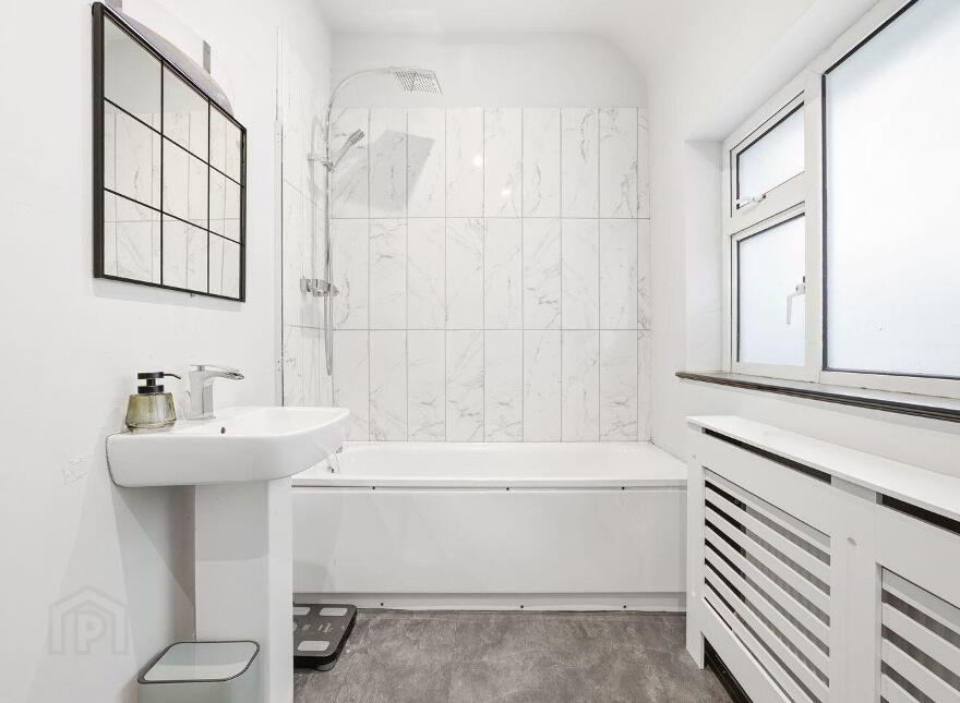 Tankardsgarden, Newbridge, W12HE44