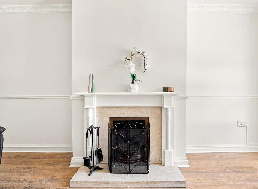 63 The Oaks, Newbridge, W12EY27