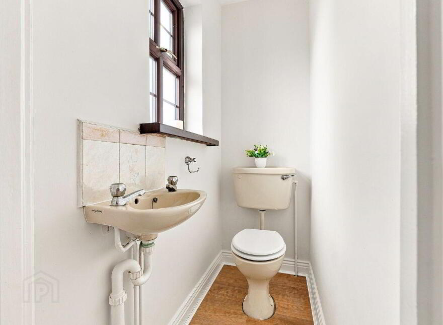 63 The Oaks, Newbridge, W12EY27