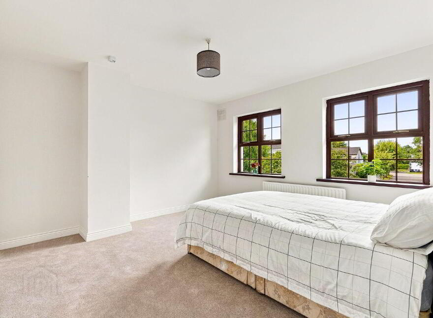 63 The Oaks, Newbridge, W12EY27