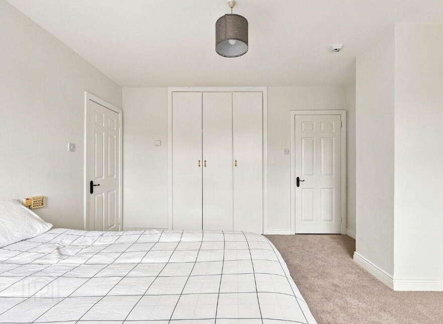 63 The Oaks, Newbridge, W12EY27