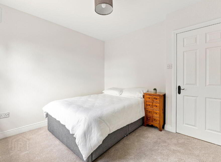 63 The Oaks, Newbridge, W12EY27