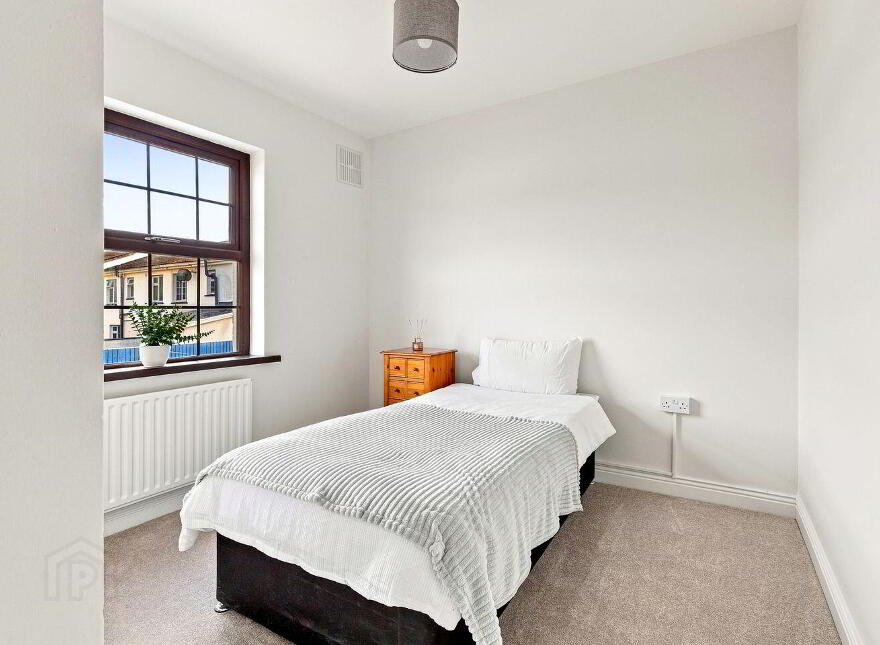 63 The Oaks, Newbridge, W12EY27